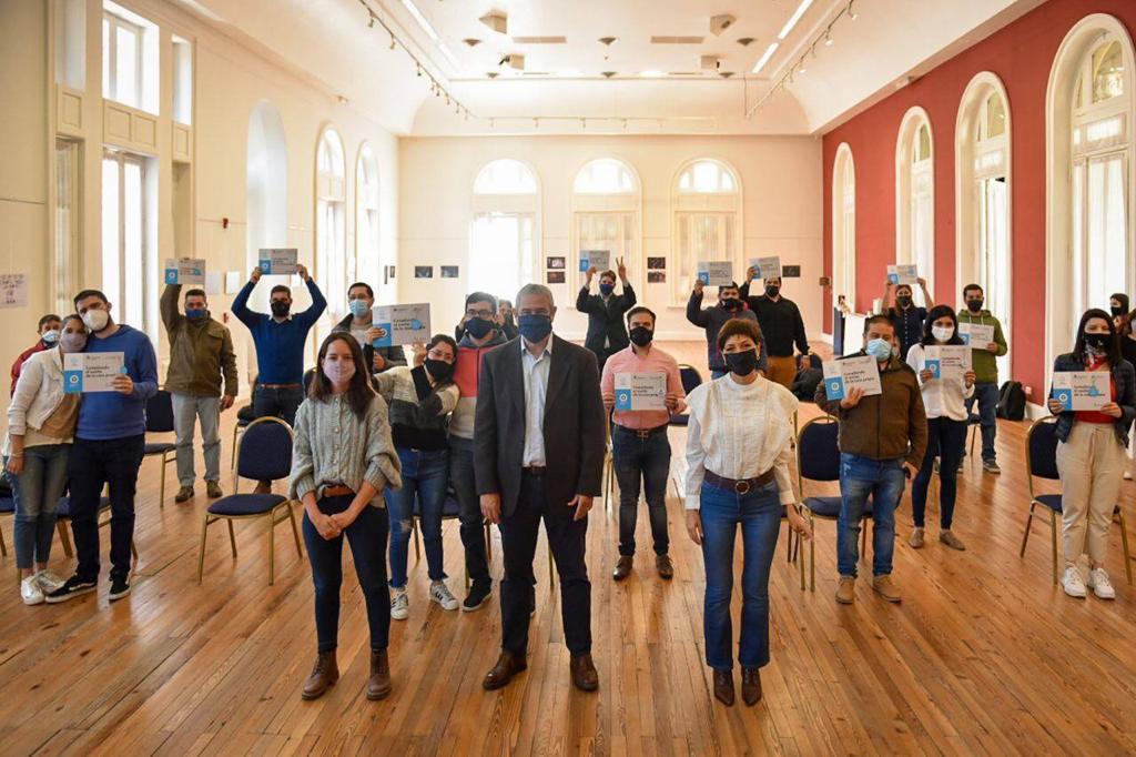 Mayra y Ferraresi entregaron créditos Casa Propia (1)