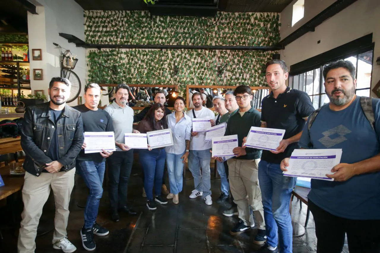 MAYRA COMPARTIO UN DESAYUNO CON COMERCIANTES DE QUILMES Y ENTREGÓ CERTIFICADOS DE HABILITACIÓN MUNICIPAL (4)