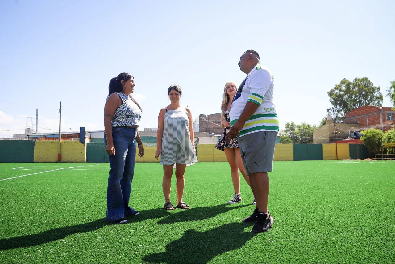 CON APOYO ECONÓMICO DEL MUNICIPIO AVANZA LA OBRA DE LA CANCHA DE CÉSPED SINTÉTICO EN EL CLUB SAN PABLO 2