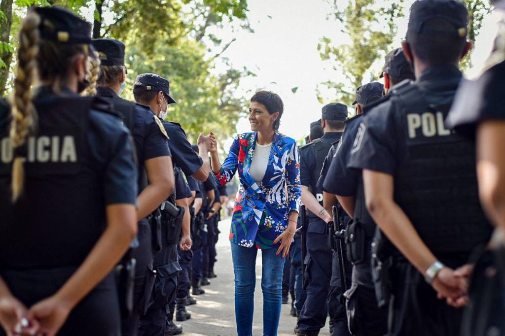 MAYRA LES DIO LA BIENVENIDA A LOS NUEVOS POLICÍAS 1