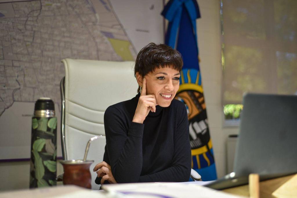 MAYRA MENDOZA JUNTO A KICILLOF Y SIMONE EN LA PRESENTACIÓN DE LA PUESTA EN MARCHA DE DOS IMPORTANTES OBRAS DE ASFALTO PARA QUILMES (2)