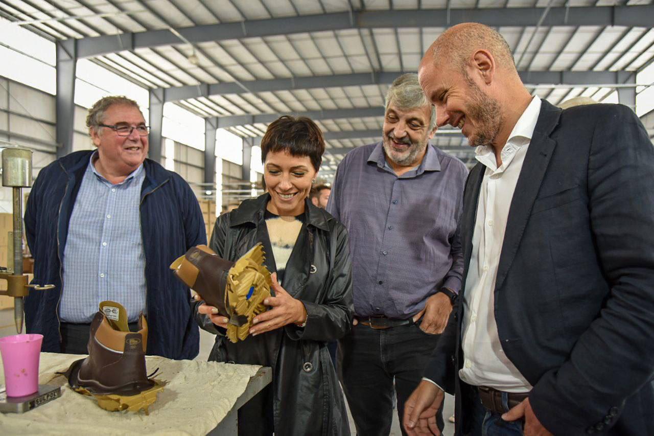 MAYRA Y GUILLERMO MEREDIZ VISITARON LA EMPRESA BORIS Y ENTREGARON SUBSIDIOS (1)