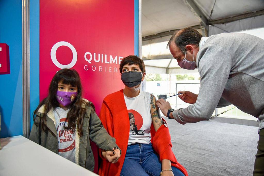 Mayra recibió la primera dosis de la vacuna 1