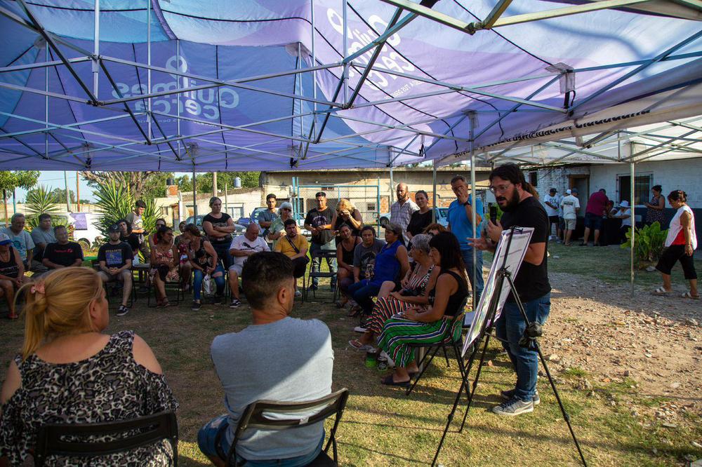REUNIÓN CON VECINOS DE BERNAL OESTE POR LA REPAVIMENTACIÓN DE ZAPIOLA (1)