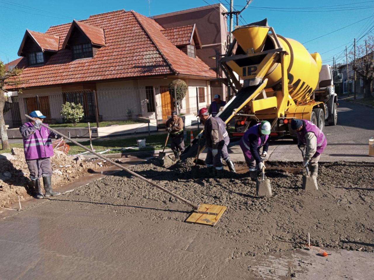 EL MUNICIPIO CONTINÚA CON LOS TRABAJOS DE BACHEO EN QUILMES OESTE (4)