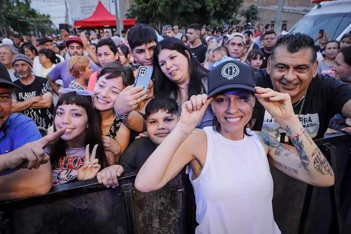MAYRA JUNTO A LOS VECINOS Y VECINAS DEL BARRIO SANTA MARÍA-IAPI QUE SE VISTIÓ DE FIESTA POR SU 39º ANIVERSARIO (6)