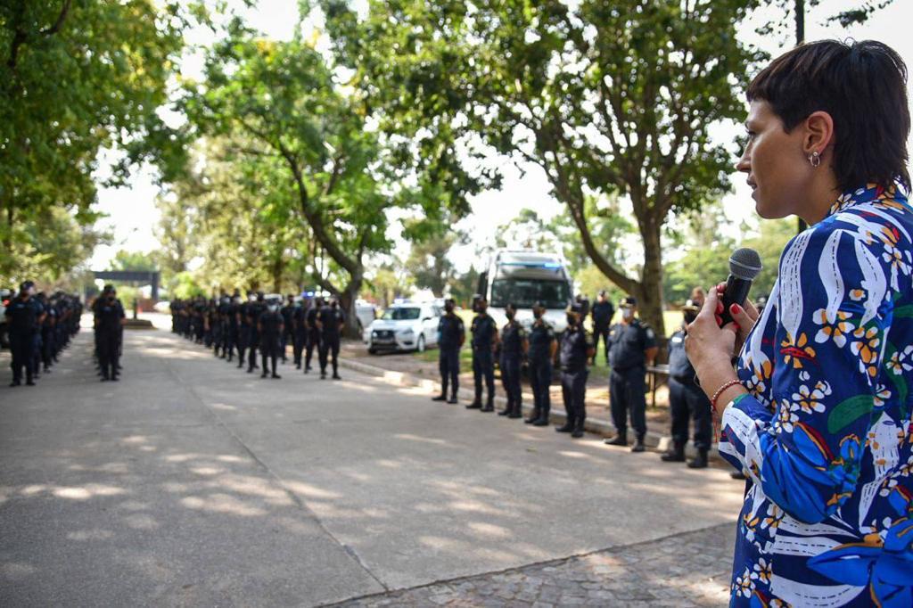 MAYRA LES DIO LA BIENVENIDA A LOS NUEVOS POLICÍAS 4