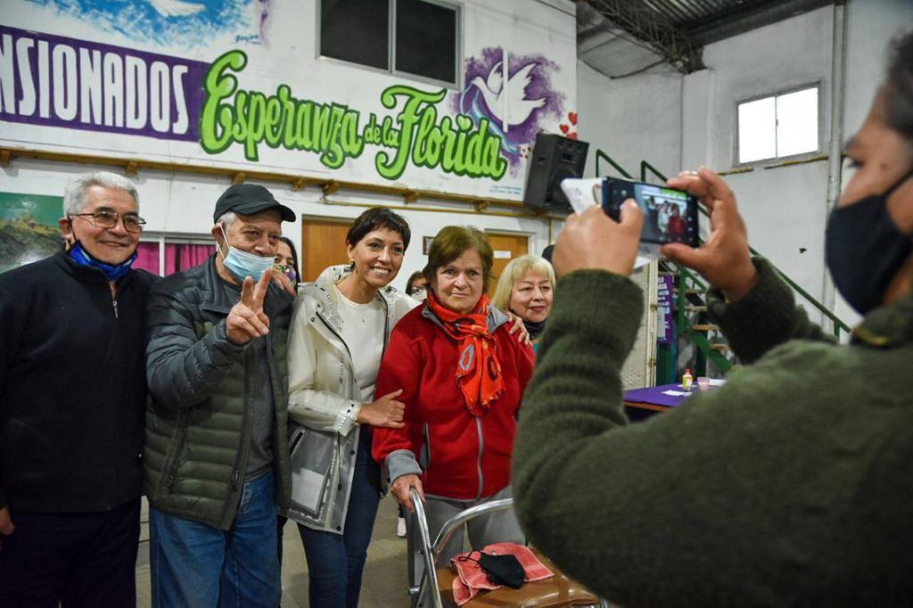 MAYRA COMPARTIÓ UN DESAYUNO EN EL CENTRO DE JUBILADOS Y PENSIONADOS ESPERANZA DE LA FLORIDA (3)