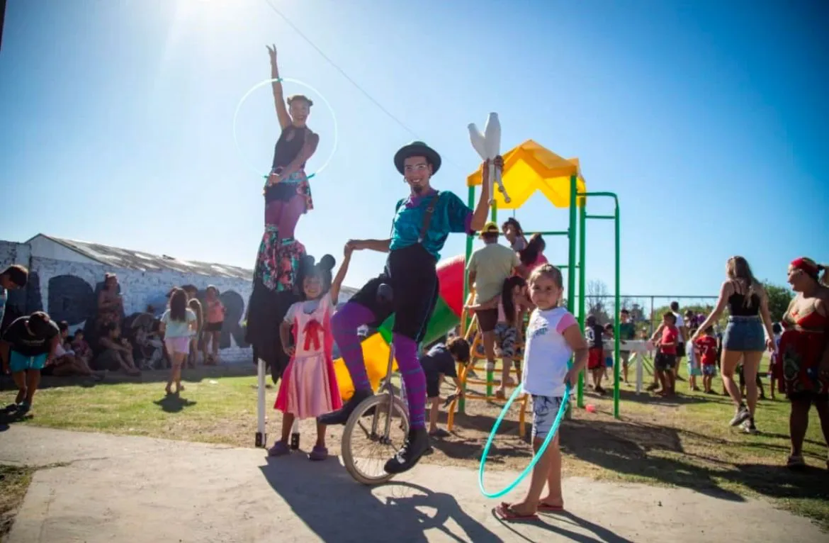 MAYRA SUPERVISÓ LA INSTALACIÓN DE JUEGOS NUEVOS EN LA PLAZOLETA PAPA FRANCISCO DE QUILMES OESTE (2)