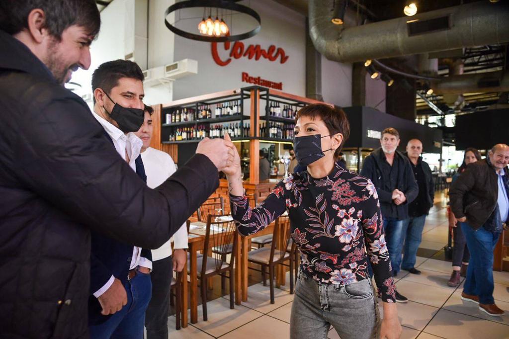 Mayra en nueva reunión con comerciantes 2