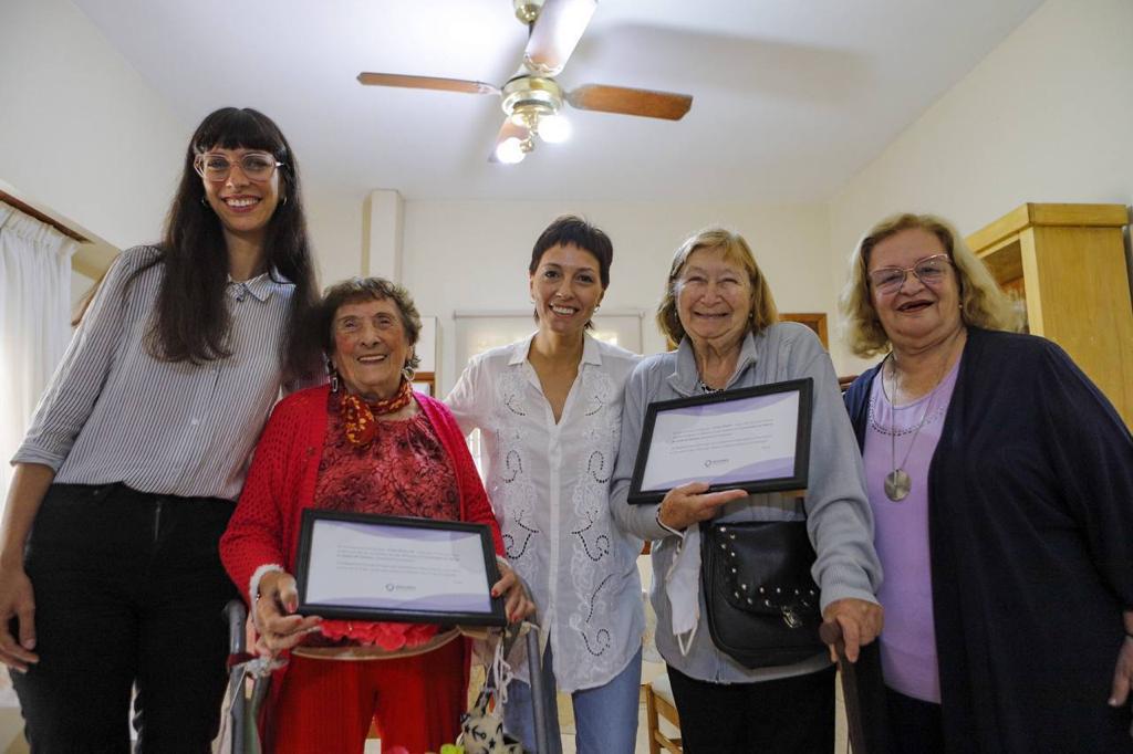 MAYRA COMPARTIÓ UN DESAYUNO CON VECINAS QUILMEÑAS (2)