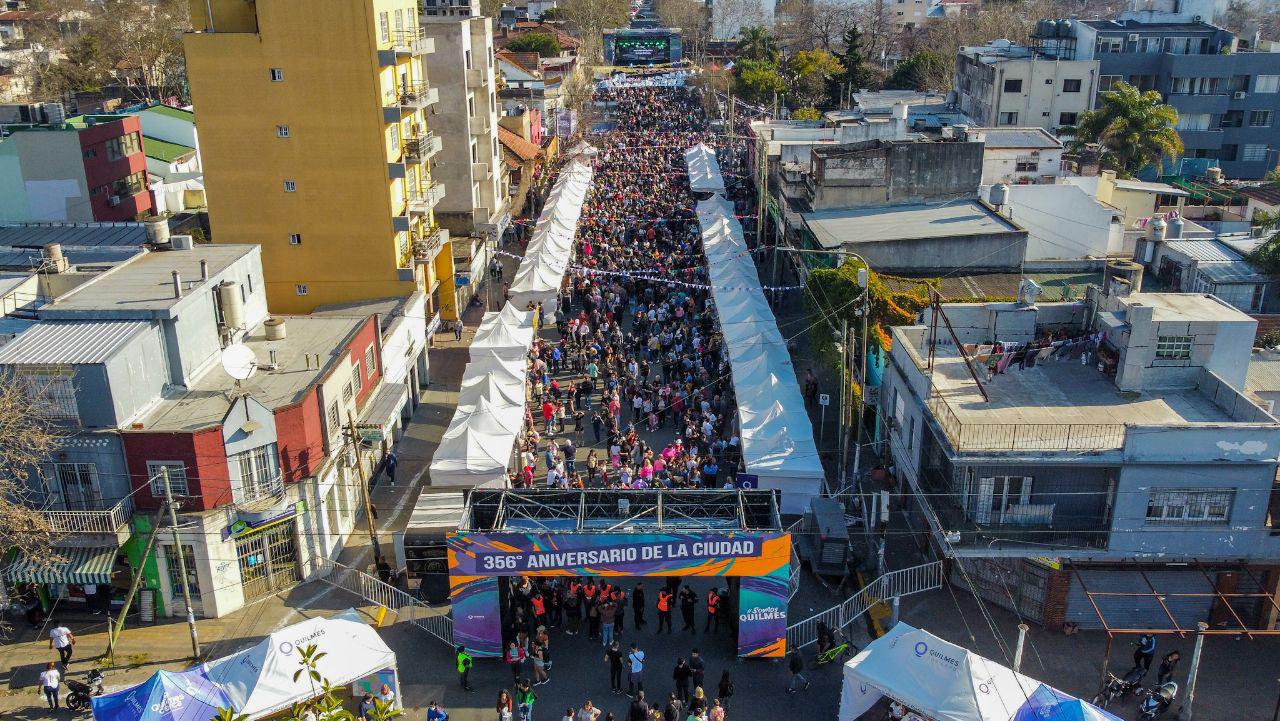 MAYRA JUNTO A MÁS DE 50 MIL VECINOS DISFRUTARON DE LOS FESTEJOS POR EL 356° ANIVERSARIO DE QUILMES (6)