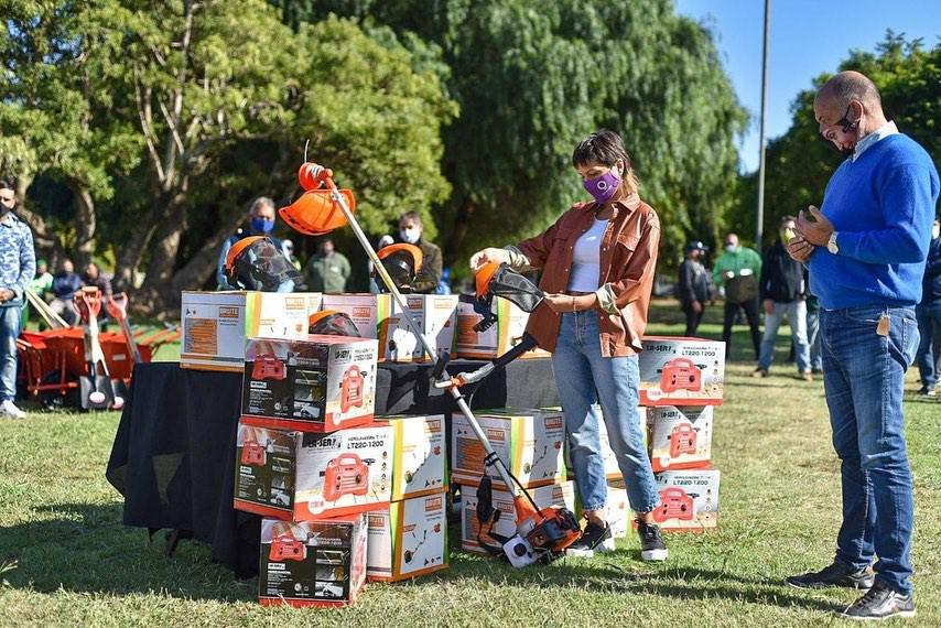 Mayra entregó herramientas a bases operativas 3