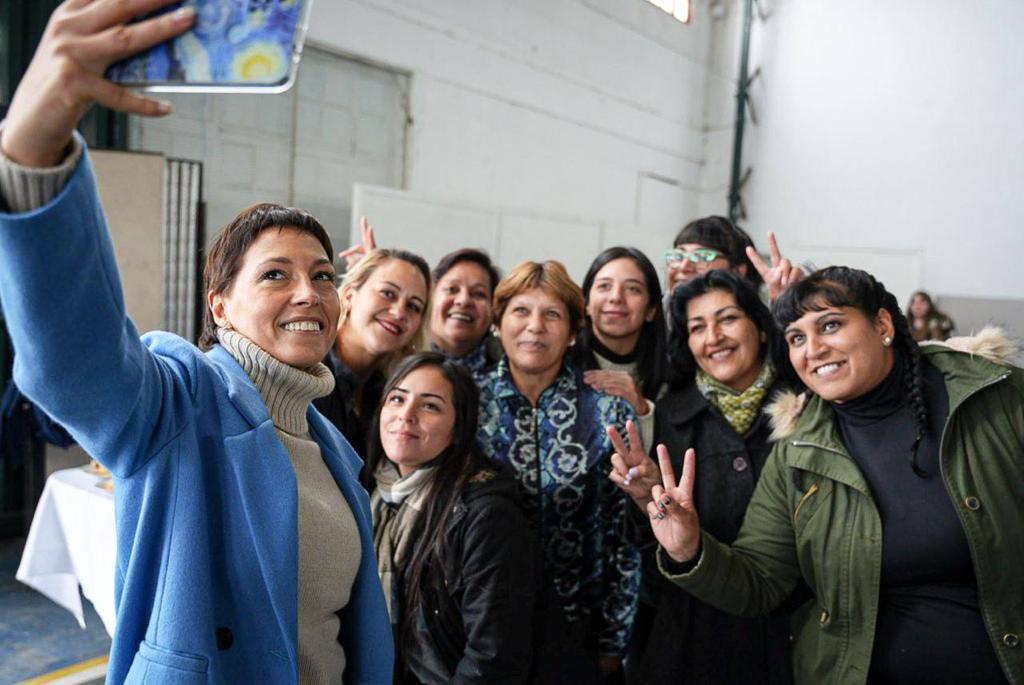 MAYRA ALMORZÓ JUNTO A AUTORIDADES Y TRABAJADORES DEL VACUNATORIO DEL COLEGIO SAN JORGE 4