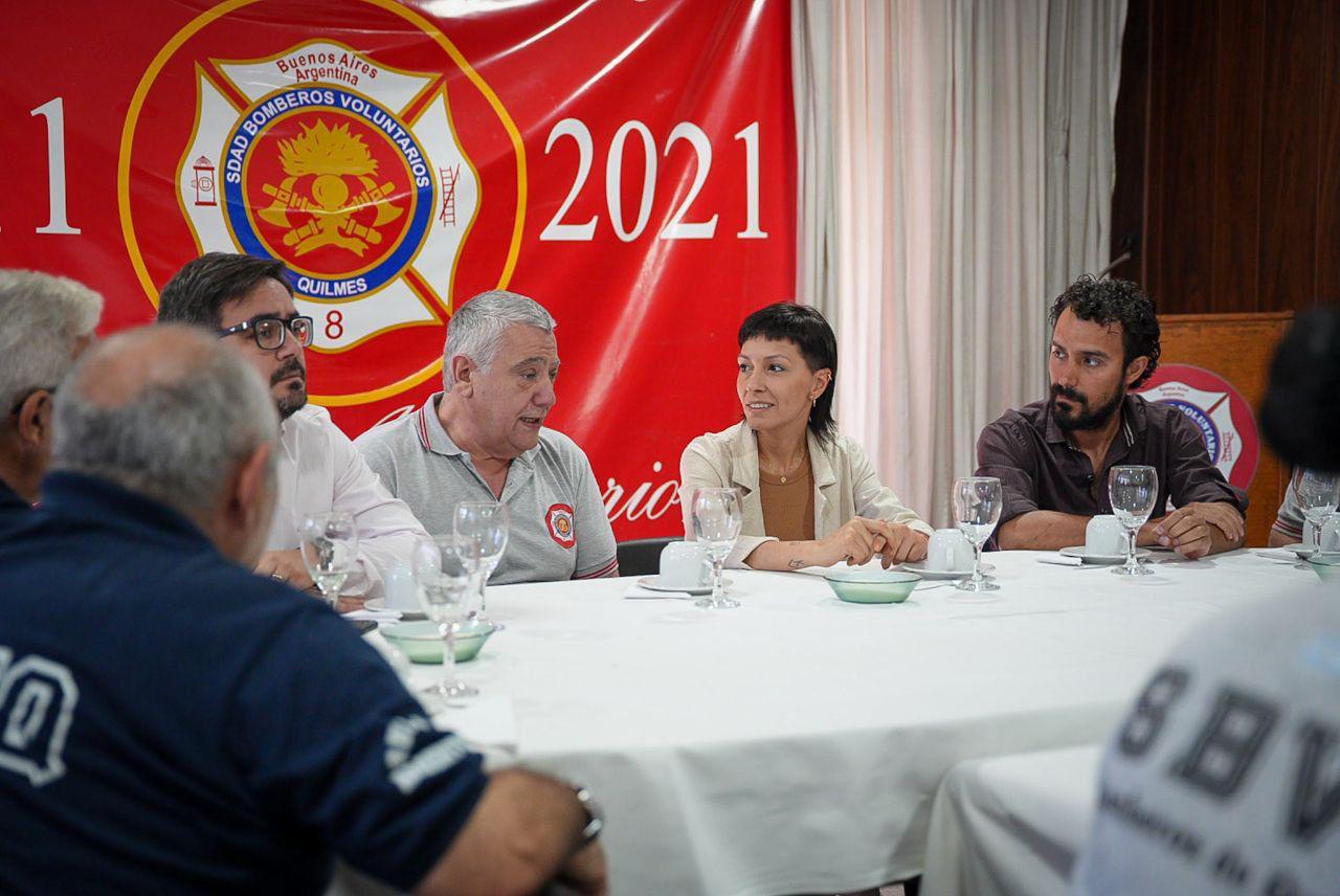 MAYRA LE ENTREGÓ UN SUBSIDIO DE CASI 13 MILLONES DE PESOS AL CUARTEL DE BOMBEROS VOLUNTARIOS DE QUILMES (1)