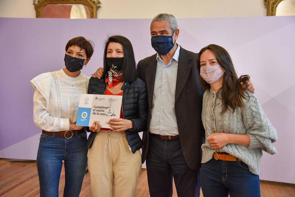 Mayra y Ferraresi entregaron créditos Casa Propia (4)