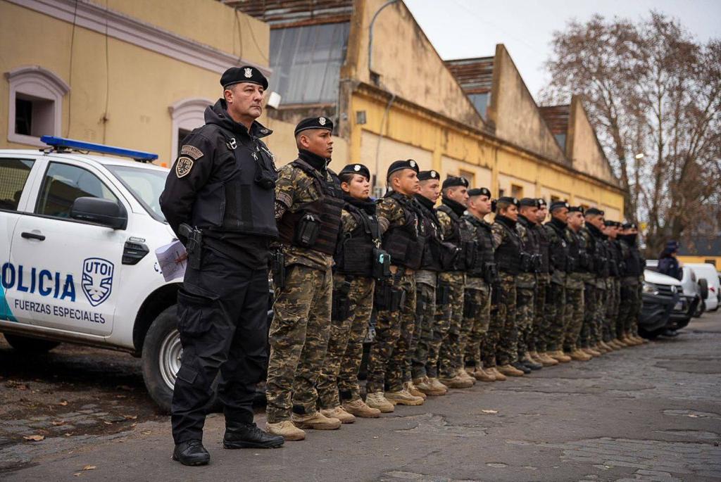 MAYRA SUPERVISÓ UN MEGAOPERATIVO DE SATURACIÓN POLICIAL EN EL BARRIO LA COLONIA (1)