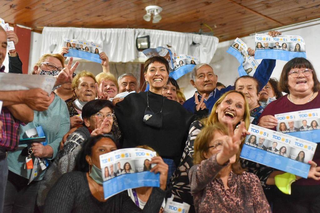 Mayra con jubilados en solano 1