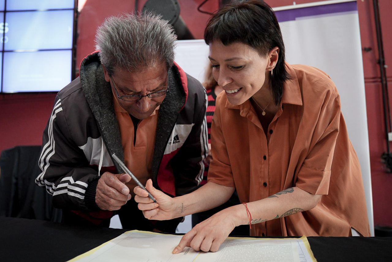 MAYRA EN FIRMA ESCRITURAS “EN ESTOS ACTOS VEMOS LA IMPORTANCIA DE UN ESTADO PRESENTE QUE ACOMPAÑE EL ESFUERZO DE LAS FAMILIAS” (4)