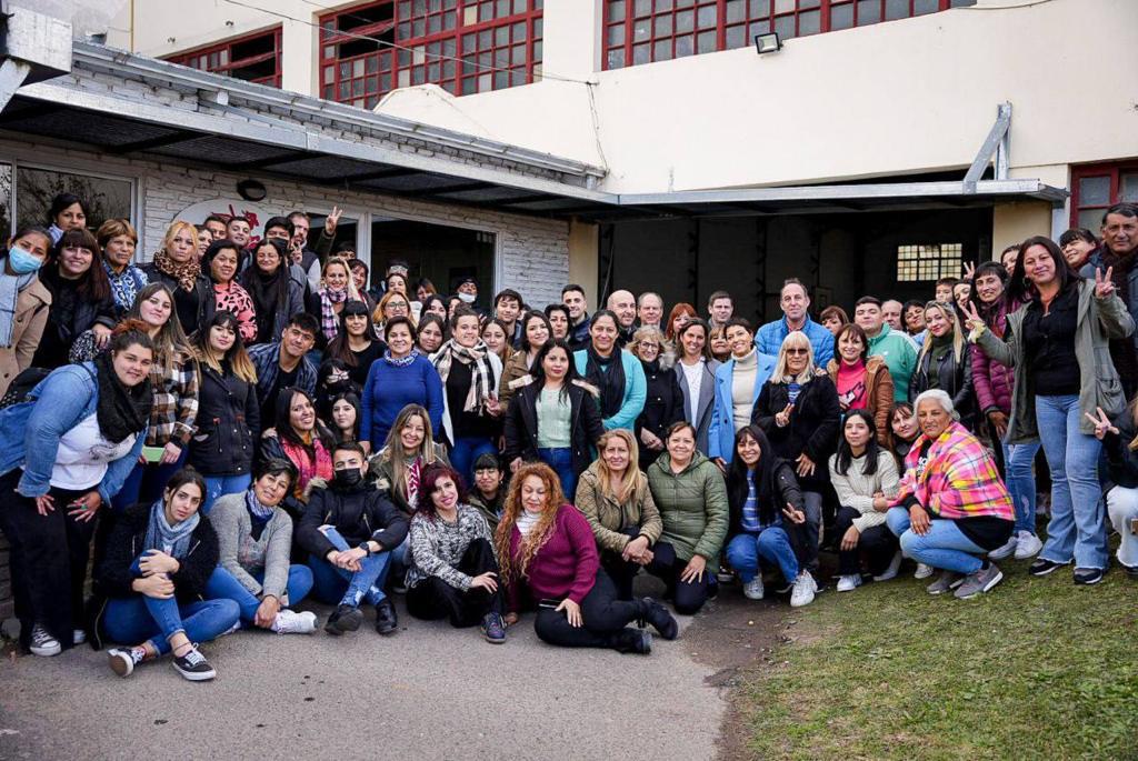 MAYRA ALMORZÓ JUNTO A AUTORIDADES Y TRABAJADORES DEL VACUNATORIO DEL COLEGIO SAN JORGE 1
