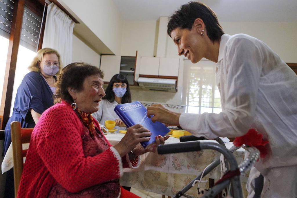 MAYRA COMPARTIÓ UN DESAYUNO CON VECINAS QUILMEÑAS (4)