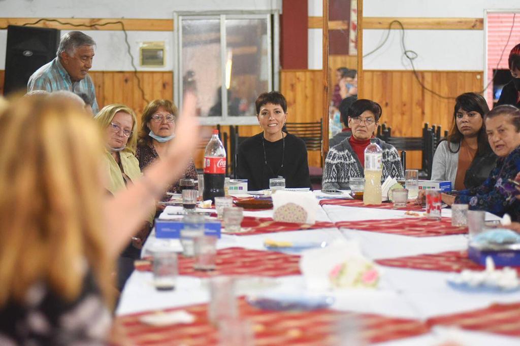 Mayra con jubilados en solano 4