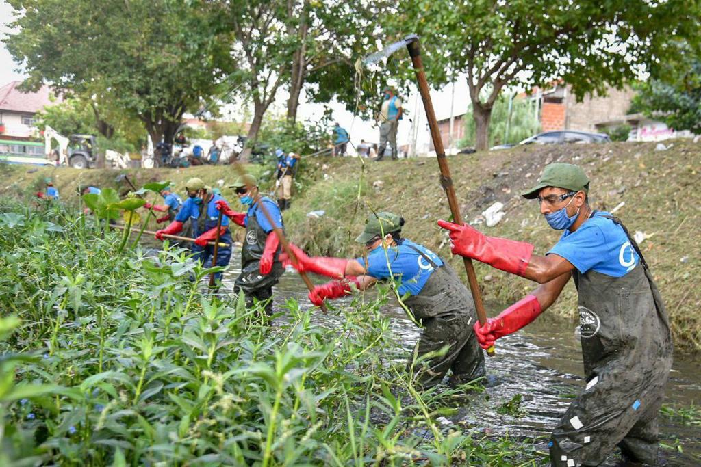Mayra en limpieza de arroyo 3