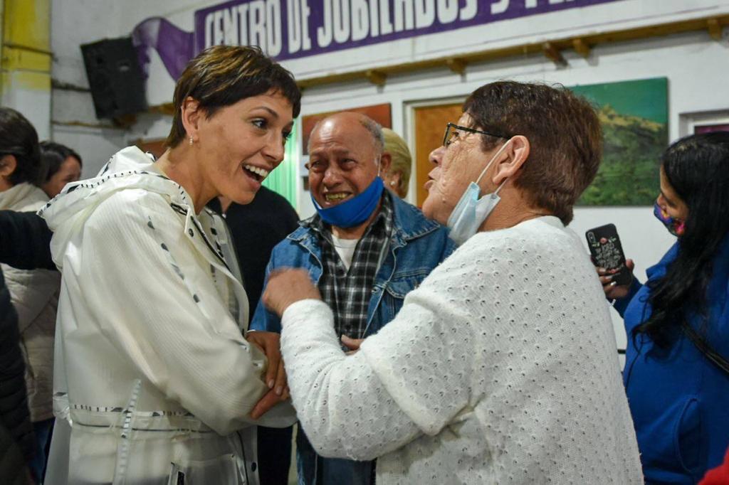 MAYRA COMPARTIÓ UN DESAYUNO EN EL CENTRO DE JUBILADOS Y PENSIONADOS ESPERANZA DE LA FLORIDA (4)