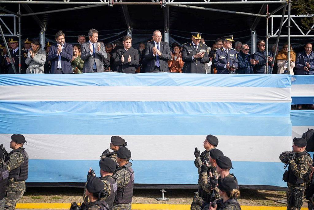 MAYRA JUNTO A KICILLOF EN LA JURA DE CADETES DE LA POLICIA 1