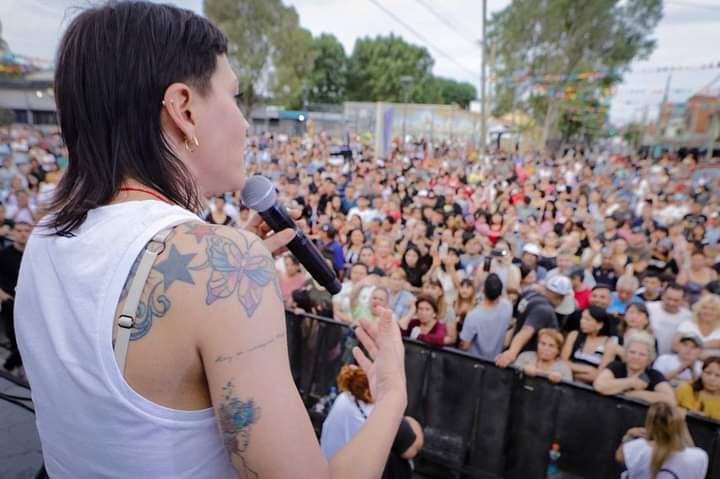 MAYRA JUNTO A LOS VECINOS Y VECINAS DEL BARRIO SANTA MARÍA-IAPI QUE SE VISTIÓ DE FIESTA POR SU 39º ANIVERSARIO (3)