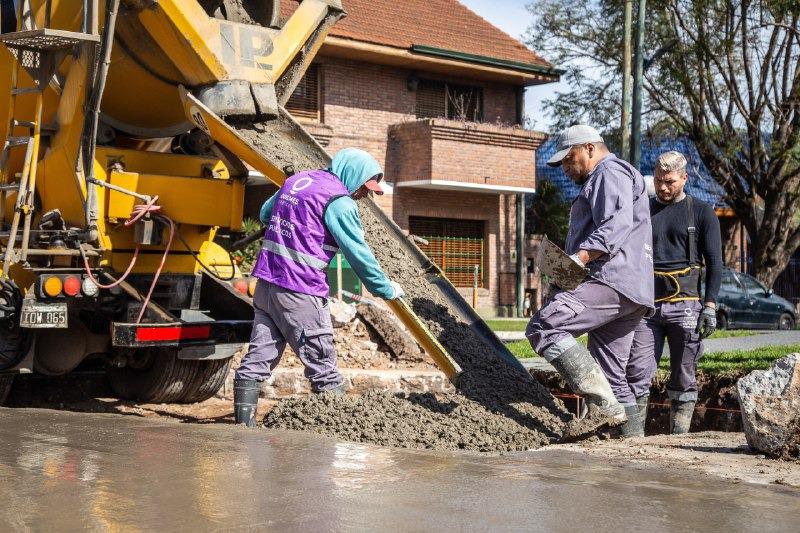 CONTINÚAN LOS INTENSOS TRABAJOS DE BACHEO EN HORMIGÓN Y CARPETA ASFÁLTICA EN QUILMES CENTRO Y EN LOS BARRIOS (4)