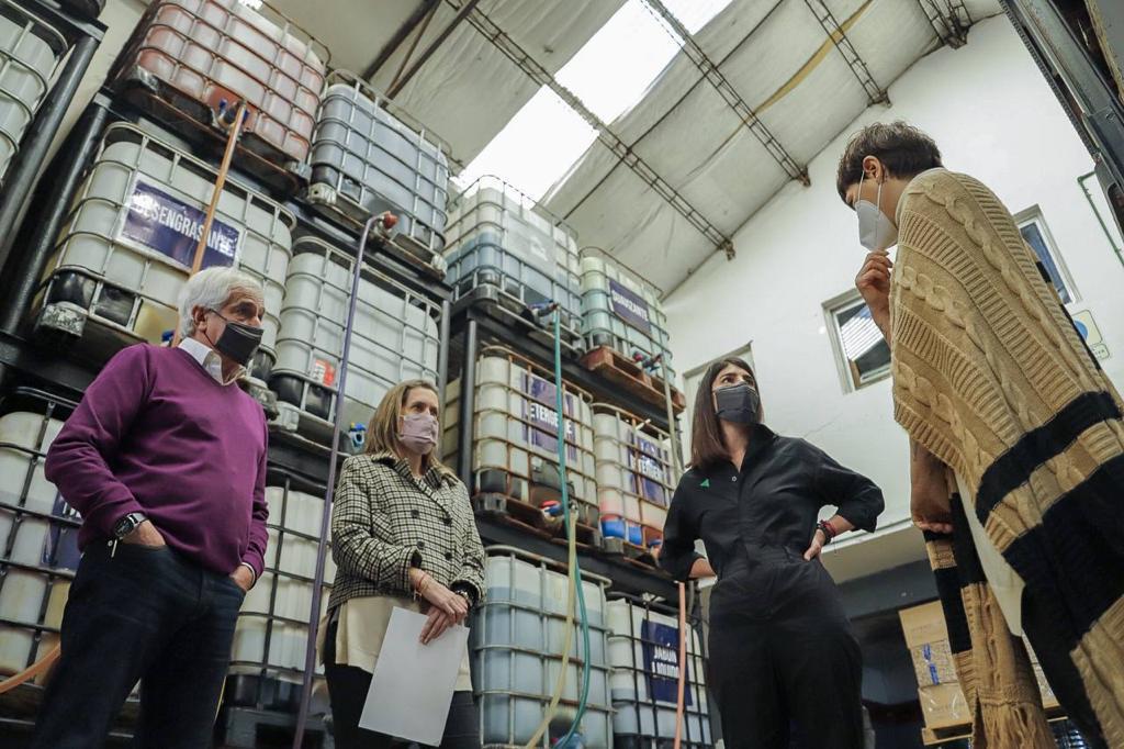 Mayra entrega certificado 1