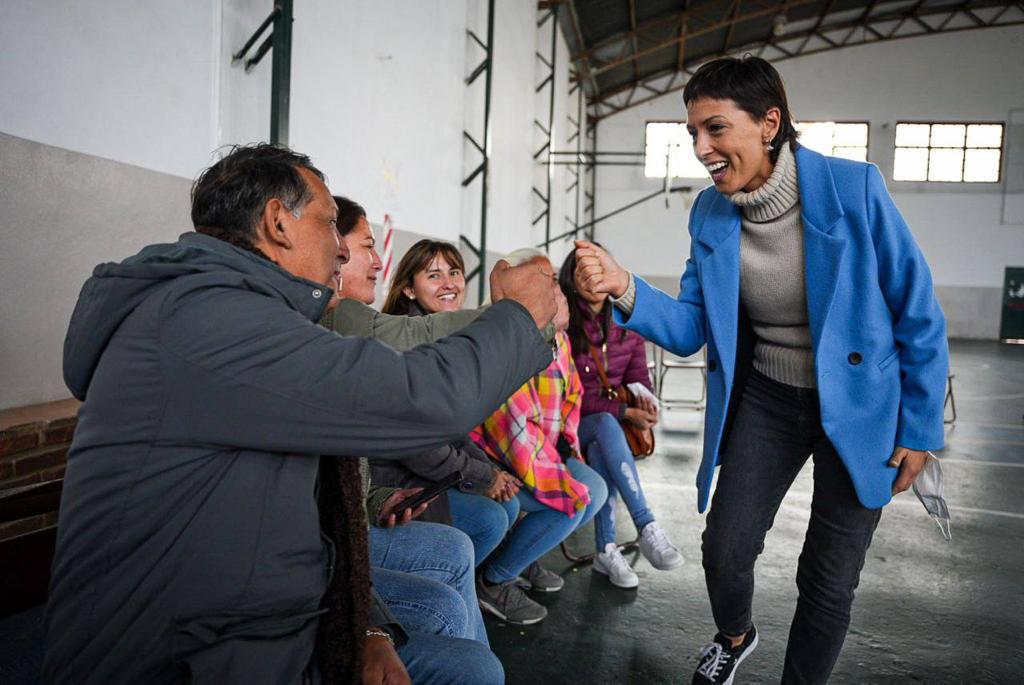 MAYRA ALMORZÓ JUNTO A AUTORIDADES Y TRABAJADORES DEL VACUNATORIO DEL COLEGIO SAN JORGE 2