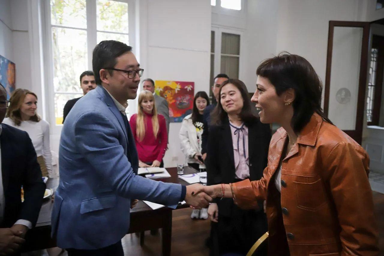MAYRA SE REUNIÓ CON UNA DELEGACIÓN DE LA REPÚBLICA POPULAR CHINA 2