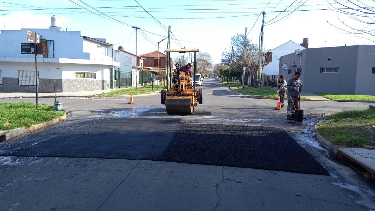 EL MUNICIPIO CONTINÚA CON LOS TRABAJOS DE BACHEO EN QUILMES OESTE (2)