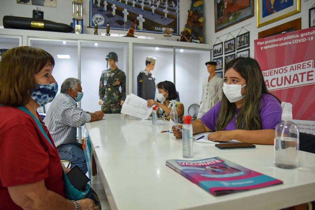 MAYRA SUPERVISÓ EL AVANCE DE LA VACUNACIÓN CONTRA EL COVID EN EL CENTRO DE VETERANOS DE MALVINAS (3)