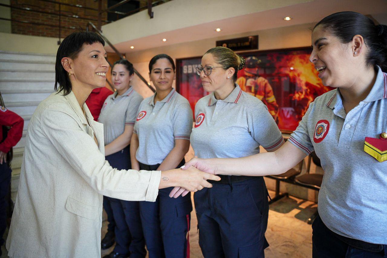 MAYRA LE ENTREGÓ UN SUBSIDIO DE CASI 13 MILLONES DE PESOS AL CUARTEL DE BOMBEROS VOLUNTARIOS DE QUILMES (4)