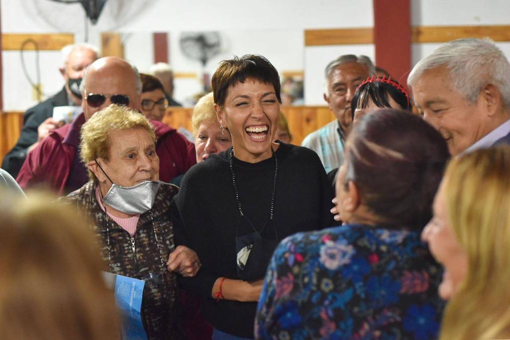 Mayra con jubilados en solano 3