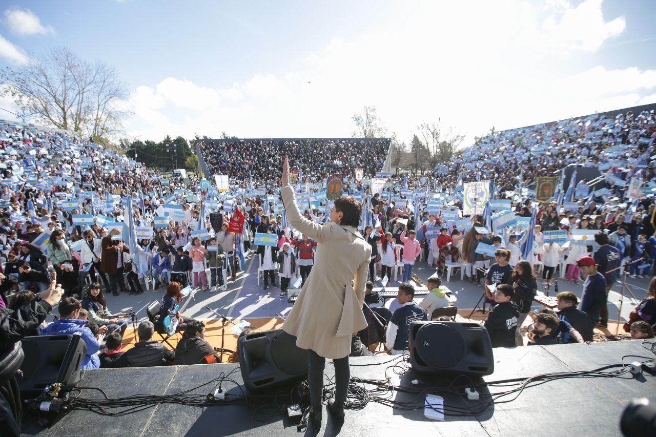 MAYRA PROMESA A LA BANDERA 1