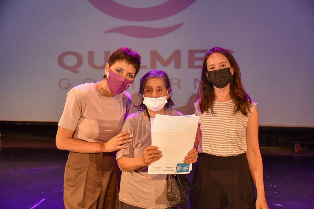 Mayra encabezó el acto de firma de más de 200 escrituras (2)