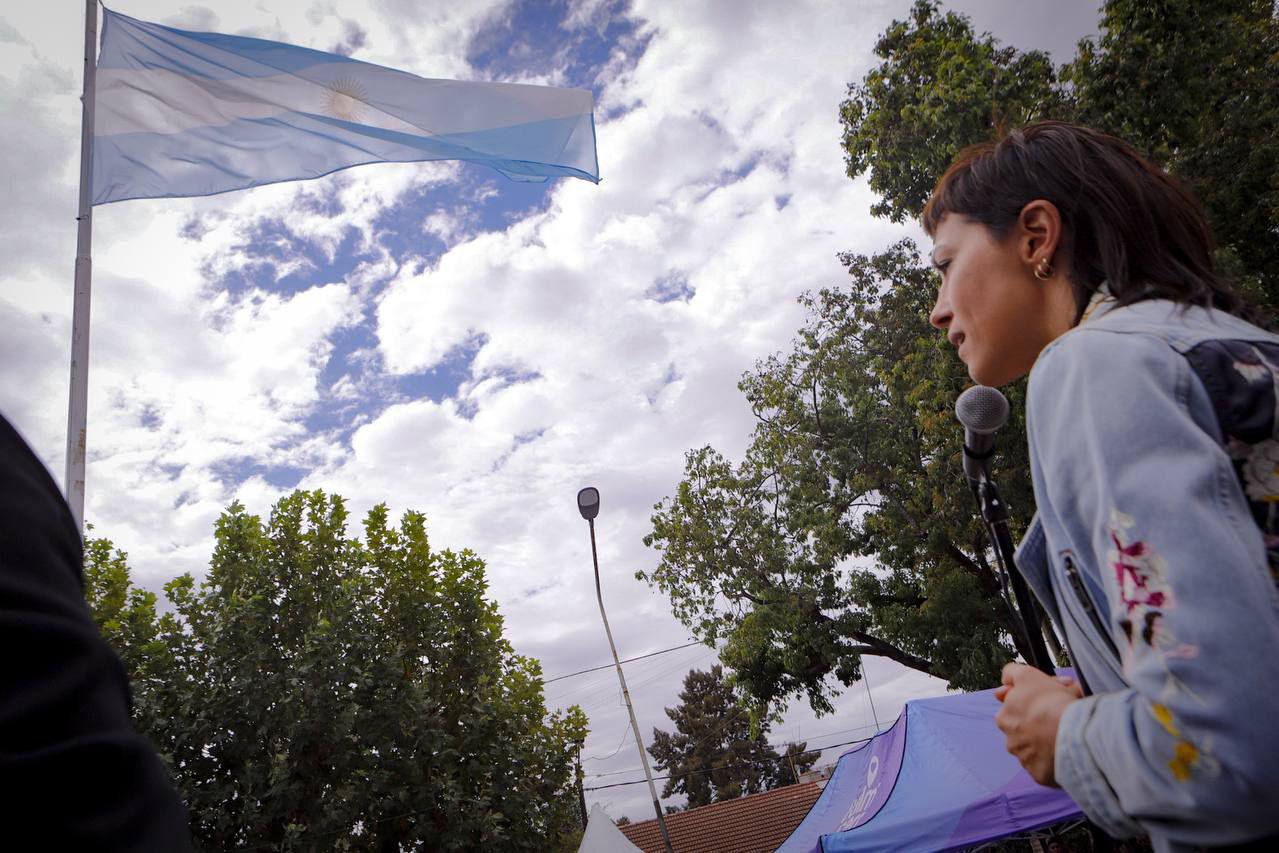 MAYRA JUNTO A VETERANOS DE MALVINAS 1