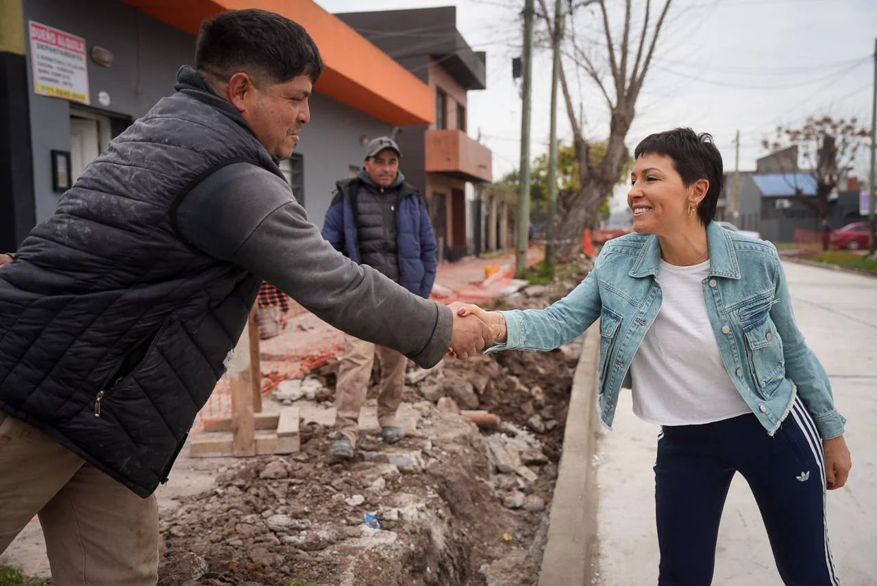 MAYRA Y EVA MIERI RECORRIERON LA IMPORTANTE OBRA DE PAVIMENTACIÓN DE 17 NUEVAS CUADRAS DE ASFALTO EN VILLA LA FLORIDA 1