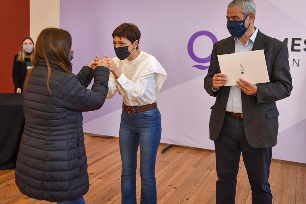 Mayra y Ferraresi entregaron créditos Casa Propia (2)