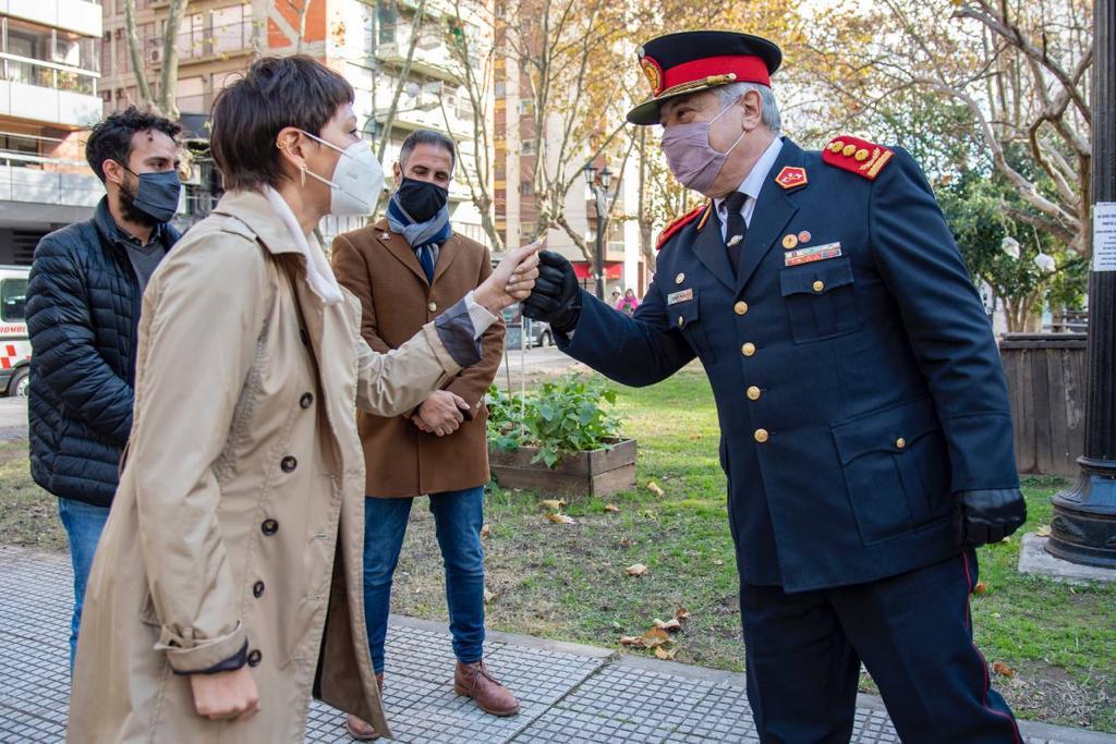 MAYRA EN EL ACTO JUNTO A LOS BOMBEROS VOLUNTARIOS DE QUILMES EN SU DÍA (4)