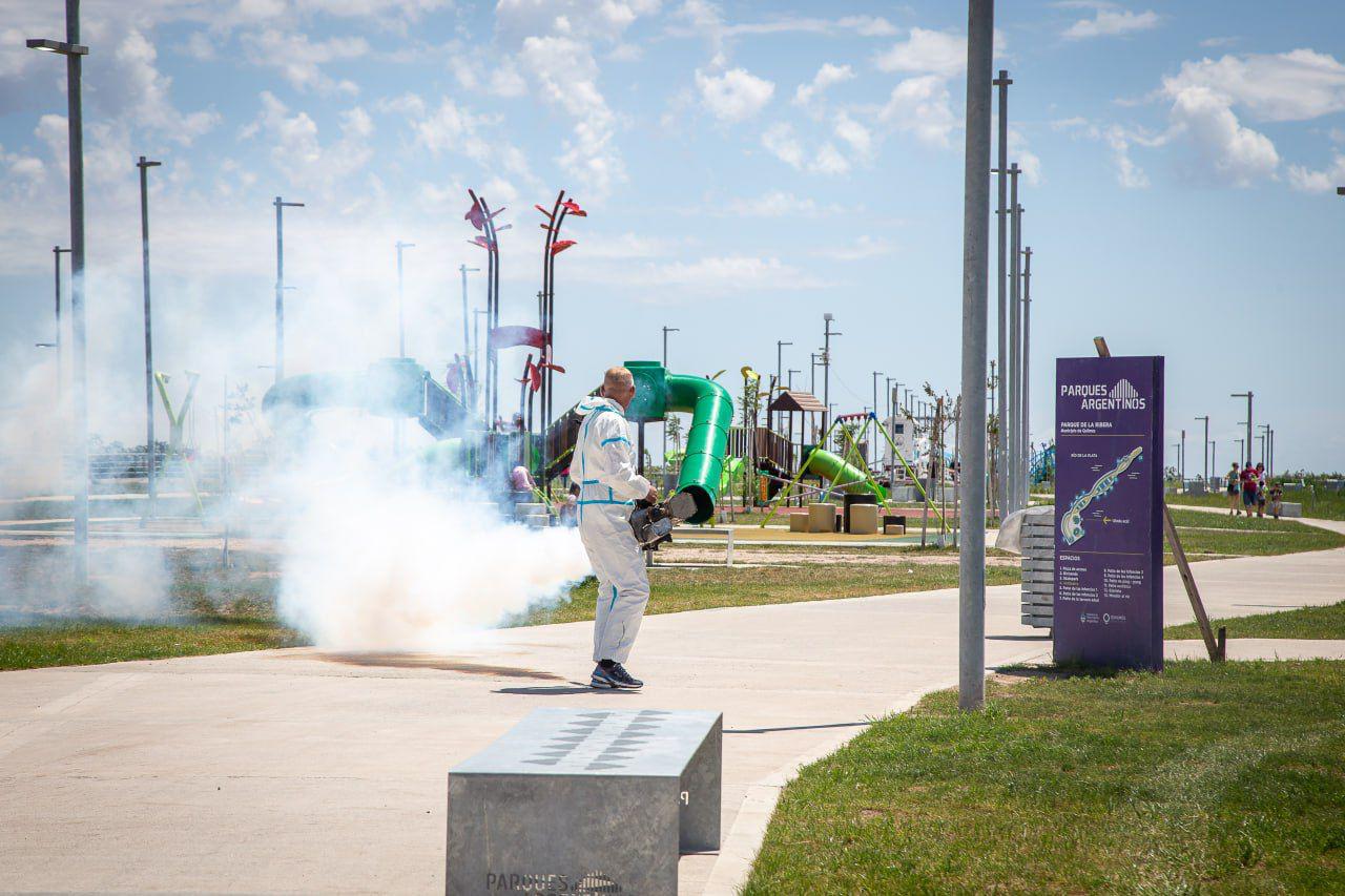 OPERATIVO DE FUMIGACIÓN EN EL PARQUE DE LA RIBERA 1