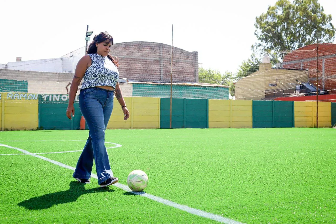 CON APOYO ECONÓMICO DEL MUNICIPIO AVANZA LA OBRA DE LA CANCHA DE CÉSPED SINTÉTICO EN EL CLUB SAN PABLO 4