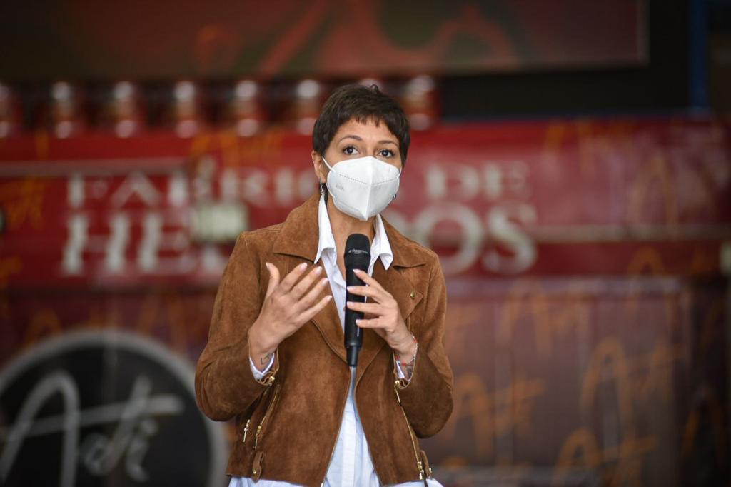 Mayra en lanzamiento pymes en góndola 3