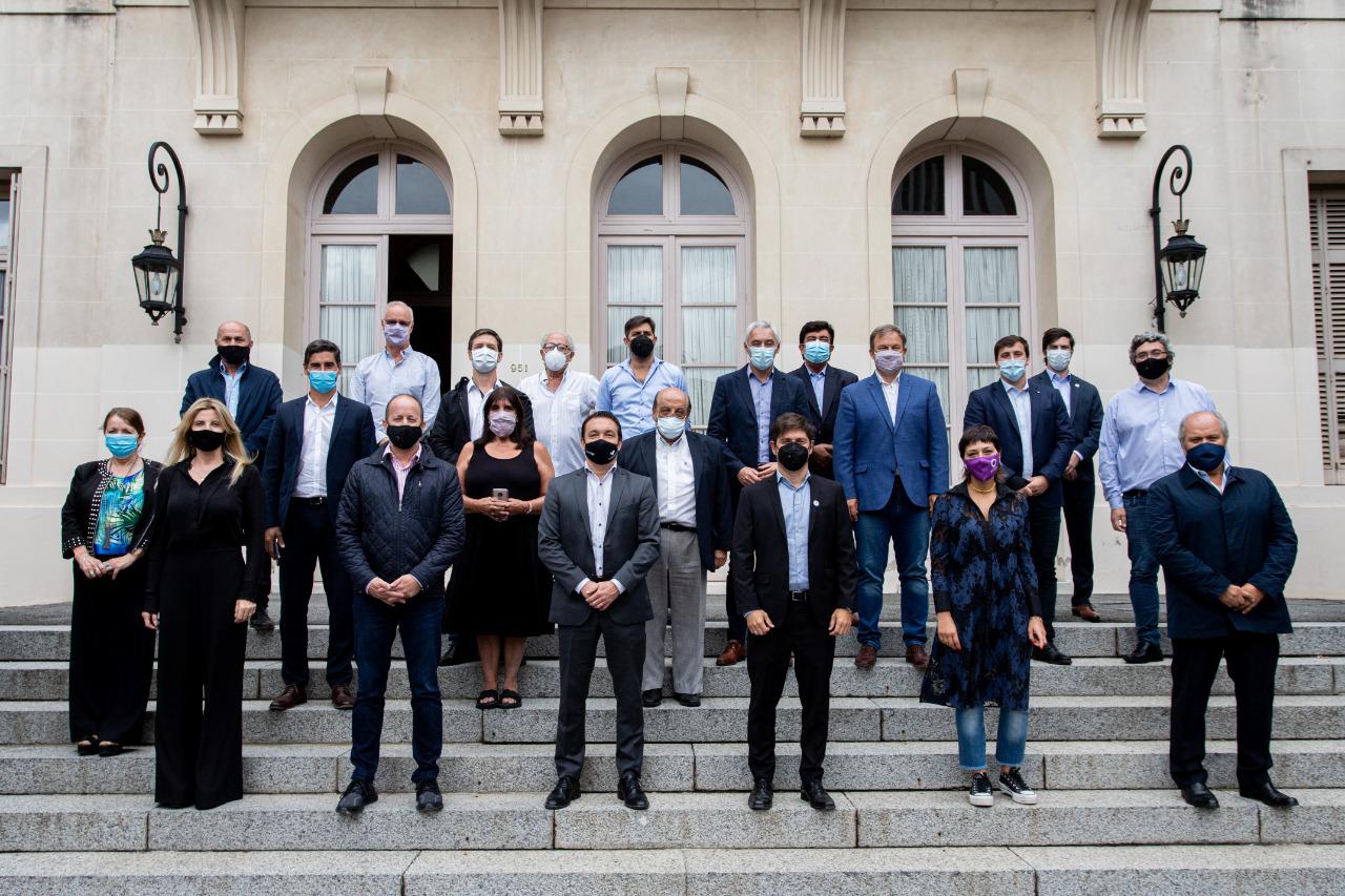 Mayra con Kicillof e intendentes