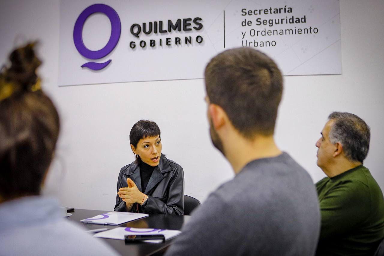 MAYRA CON AUTORIDADES DEL MINISTERIO DE SEGURIDAD BONAERENSE 1