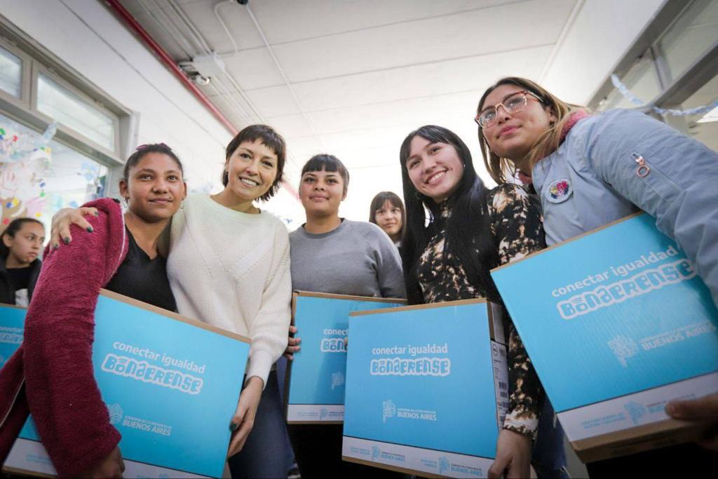 MAYRA ENTREGÓ NETBOOKS 1